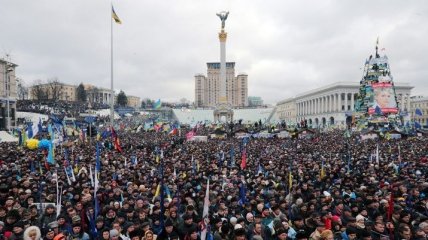 Люди собираются в Киеве на Майдане на Народное Вече