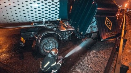 В Киеве бензовоз влетел в отбойник и перегородил Столичное шоссе 
