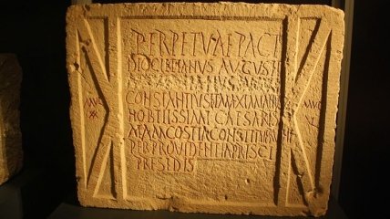 ИИ лучше, чем люди расшифровывает поврежденные тексты на древнегреческих табличках