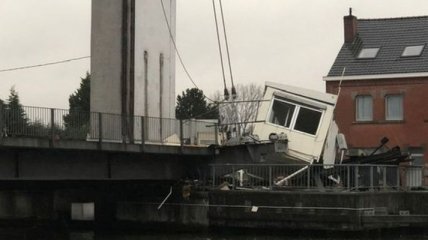 В Бельгии в результате крушения судна разрушился мост