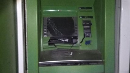 Подорвали банкомат, но деньги не забрали: фото с места происшествия на Харьковщине