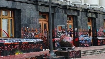 Беспорядки на Банковой: свастика на фасаде ОП появилась уже после завершения акции - наблюдатели
