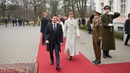 Зеленскому в Эстонии подарили велосипед (Фото)