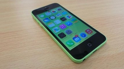 Пластиковый iPhone 5c спас владельца от пулевого ранения