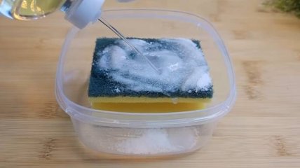 Посыпают солью кухонную губку от бактерий
