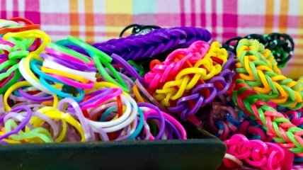Сентябрьские идеи из резинок Rainbow Loom: широкий браслет и стильные колечки