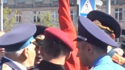 В Черкассах из-за красного флага произошла драка (Видео)