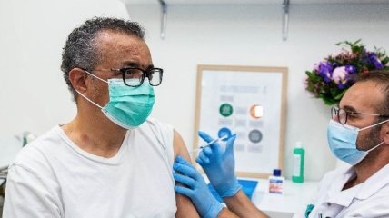 "Вакцины спасают жизни": глава ВООЗ сделал прививку от коронавируса (фото)