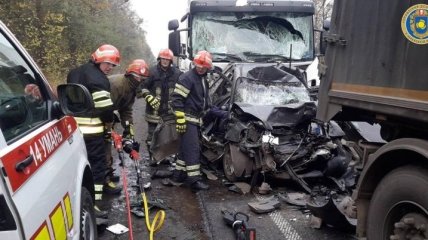 Под Уманью две фуры спрессовали легковушку с людьми: тела женщины и ребенка доставали со спецтехникой (фото)