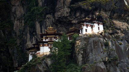 "Логово тигра" - буддистский монастырь на скале (Фото)