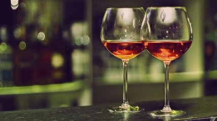 Ученые рассказали, что ежедневный бокал вина на ночь разрушает женский мозг