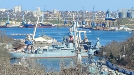 Один "парадный", другой захватывал Крым: что известно о пораженных кораблях Ямал и Азов в Крыму (видео, фото)