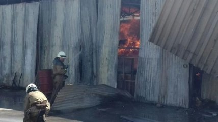В Днипре загорелся склад с гофрокартонным сырьем