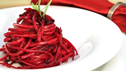 Спагетти со свекольным соусом - необычное блюдо из простых продуктов