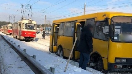 Объехал пробку: водитель маршрутки застрял на трамвайных путях в Киеве (фото и видео)