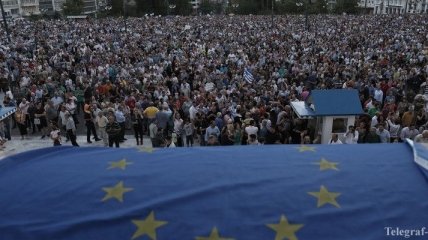 В Греции тысячи людей требуют остаться в еврозоне