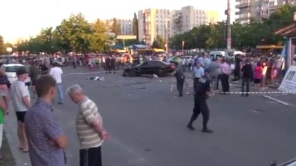 Автомобиль врезался в остановку и сбил людей (Видео)
