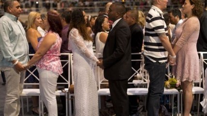 Две тысячи бразильских пар одновременно поженились в Рио-де-Жанейро