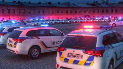 Полицейские устроили световое шоу на новых автомобилях