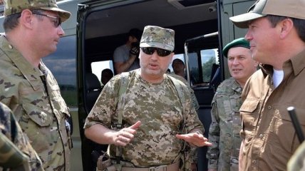 Турчинов: Украина должна выпускать оружие, которое переломит хребет врагу