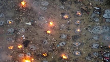 Кризис с COVID-19 в Индии: тела не успевают сжигать и крематории разбивают прямо в парках (видео)