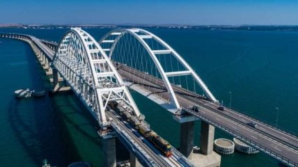 Міст з’єднує Крим із росією