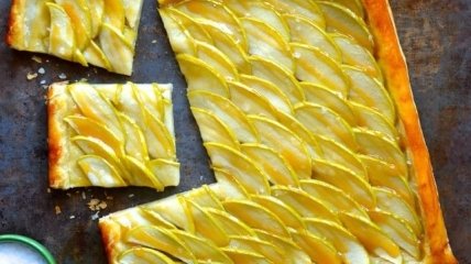 Просто и вкусно: красивый пирог с яблоками на скорую руку, рецепт с фото