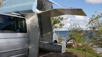 Компания Queensize Camper спроектировала выдвижную кухню в авто 