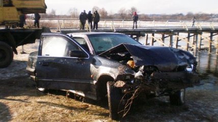 В Ровенской обл. иномарка упала в реку, погиб водитель