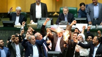 В парламенте Ирана законодатели сожгли флаг США