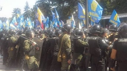 Под Радой начались столкновения между митингующими и правоохранителями