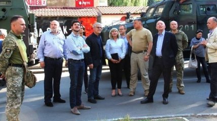 Французские сенаторы впервые посетили Донбасс: Делегация поражена увиденным
