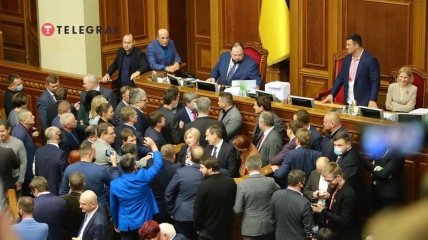 Оппозиция блокирует трибуну Рады перед рассмотрением "закона об олигархах"
