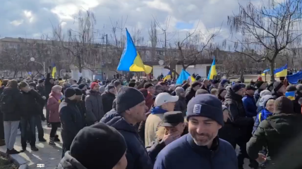 На митинг в Новой Каховке вышли тысячи местных