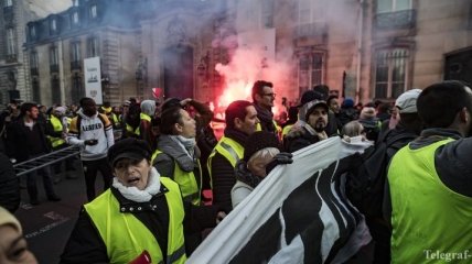 Протест "желтых жилетов": Во Франции демонстранты потребовали отставки Макрона 