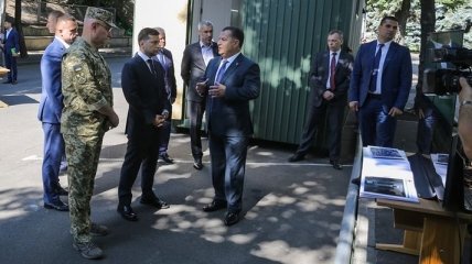 Полторак и Зеленский осмотрели жилые модули для военных в ООС