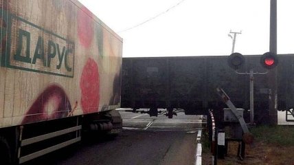 В Одесской области грузовик протаранил на переезде поезд