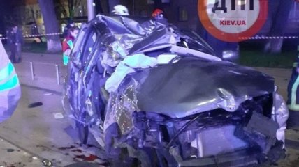 Водителя увезли в критическом состоянии: в серьезном ДТП в Киеве машину смяло пополам (фото)