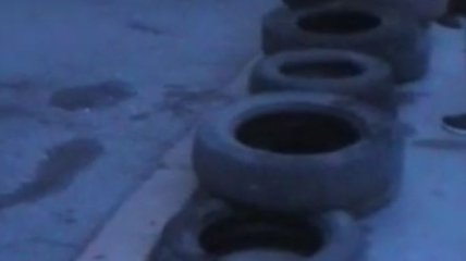 В Сумах возле ОГА активисты зажгли костры и разложили шины (Видео)
