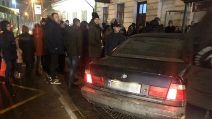 Во Львове авто влетело в остановку с людьми, есть пострадавшая