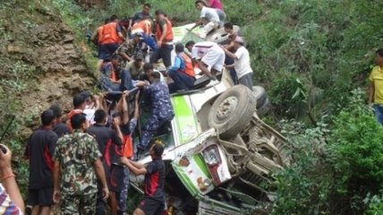 В Непале автобус упал в ущелье, 24 человека погибли