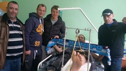 Футболисты "Днепра" проведали украинских бойцов в госпитале