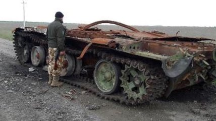 В зоне АТО найден подбитый российский танк и запрещенные противопехотные мины