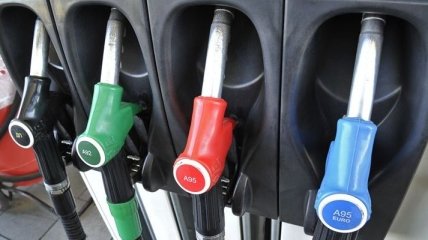 У Азарова обязали нефтетрейдеров держать цены на бензин до выборов