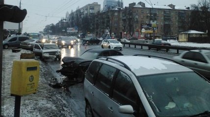 В масштабном ДТП в Киеве столкнулись 11 авто, есть пострадавшие