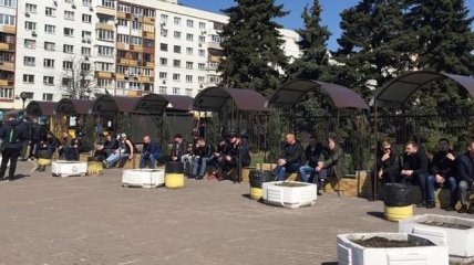 В Киеве возле ЦИК собрались около сотни крепких парней 