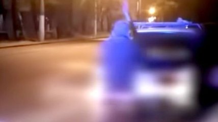 В Одессе пьяный водитель разбил топором автомобиль (Видео)