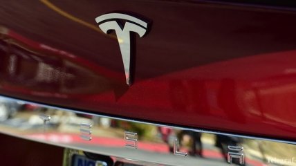 Tesla начала тестировать системы автопилотирования электромобилей