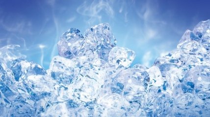 Ученые выяснили, почему поверхность льда мокрая