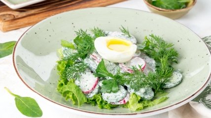 Летний салат с редиской, огурцами и яйцом